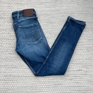 Replay anbass blåa  - Blåa Replay anbass stl W29 L32 med små slitningar 