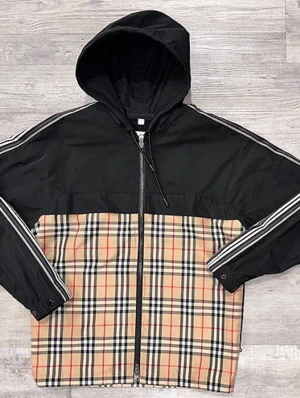 Burberry Jacka Windbreaker Äkta - Äkta Windbreaker Burberry, Storlek M men passar L också, Som ny
