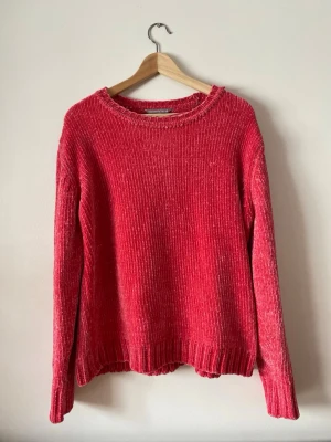 Rosa stickad tröja S-L (L)  - Mysig rosa stickad tröja med rund halsringning och ribbade muddar. Tröjan har en relaxed, mjuk passform, snygg design och färg. Passar storlek S-L beroende på hur du vill att den ska sitta. Oanvänd. 