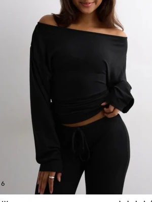 Svart tröja från Nelly  - Jättefint skick men LITE nopprig men inget märkvärdigt!❤️