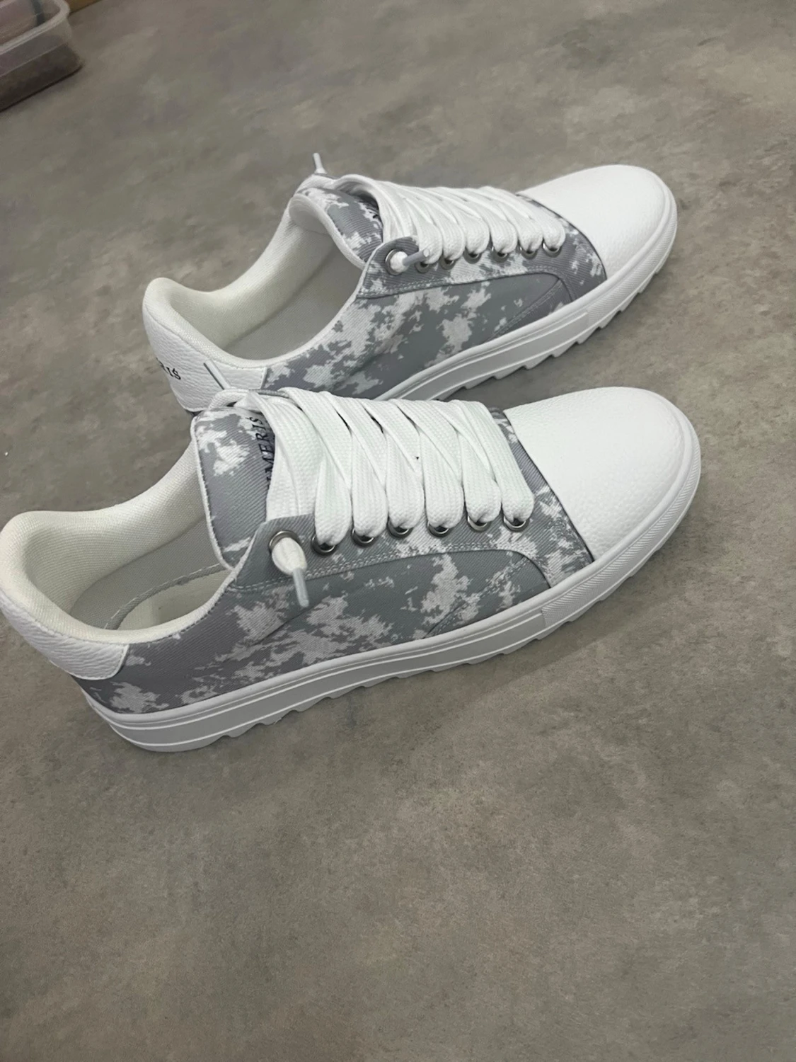 Vita och grå sneakers från NUMERIS - 1