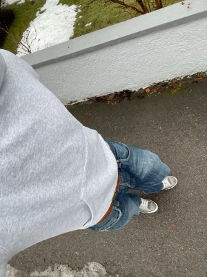 Raka Nudie Jeans  - Säljer ett par blåa loose fit jeans med slitningar och tvättade detaljer. Jeansen har klassisk femficksmodell, raka ben och låg midja. Materialet är denim i bomull. Modellen e Grim Tim men jag har sytt upp dem så de sitter helt rakt. Perfekta för en avslappnad och trendig stil. Undrar du något är det bara att fråga🙌