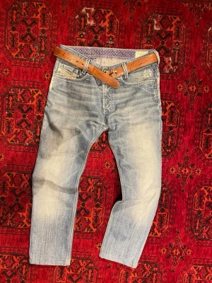 Archive Disel Jeans - Säljer ett par ljusblå jeans från Diesel med snyggt tvättad effekt och klassisk femficksmodell. Perfekta för dig som gillar avslappnad stil och vill ha ett par jeans som sticker ut. Undrar du något är det bara att skriva😁🙌