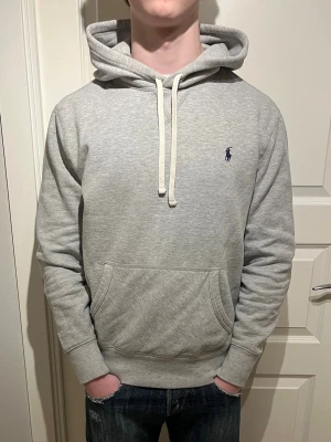 Ralph Lauren hoodie  - Säljer en skön Raffe Hoodie! | Den är i mycket fint skick utan defekter! | Storlek M. | Ställ gärna frågor innan du köper!