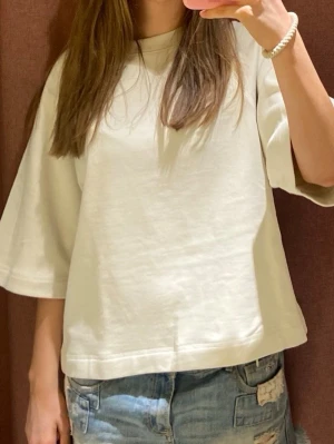 Vit oversized t-shirt - Oversized offwhite T-shirt från Gina Tricot, lite tjockare material. Storlek M men den passar även både större och mindre storlekar 💗