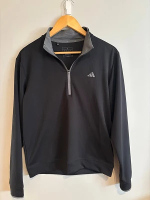 Adidas Golf Tröja - En Half-Zip tröja i Adidas som är gjord för golf ⛳️ men funkar såklart till annan idtrott också!  Tröjan är i jättebra skick och har inga defekter. Den är i färgen svart och är riktigt stilren- passar till mycket. Storleken är S. Pris kan självklart diskuteras! 