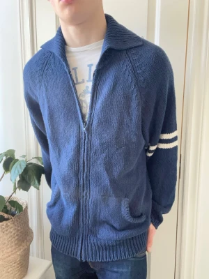 Woolrich stickad tröja  - Woolrich stickad tröja - väldigt unik om man säger så rekommenderar för L. Inga defekter! Modellen i bilderna är 180 cm 75 kg och bär Storlek S men passar L/ Xl, Kom med frågor! 🌟 (Kan gå ned i pris vid köp av paket 😉) 