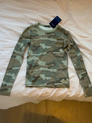 Cool topp - Säljer den här coola toppen från brandy Melville!! Säljer då färgerna inte passar mig. Aldrig använd.