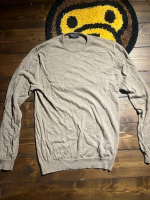 Beige merinoulltröja från Matinique - Säljer en beige stickad tröja från Matinique i 100% merinoull. Tröjan har rund halsringning, långa ärmar och ribbade muddar vid ärmslut och nederkant.