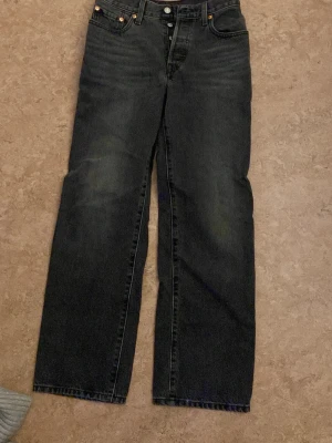 Svarta raka jeans från Levi's - Säljer ett par svarta raka jeans från Levi's. Jeansen har hög midja.