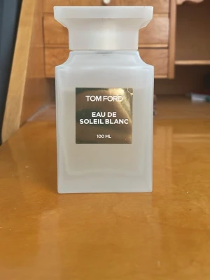 Tom Ford Eau de Soleil Blanc 100 ml - Tja! Säljer en lyxig parfym från Tom Ford som passar perfekt nu inför sommaren. Den doftar av bland annat citrus och kokos. Köpt för 2700 kronor på Åhléns😊100ml från början och cirka 90 kvar. Kom gärna med frågor och funderingar