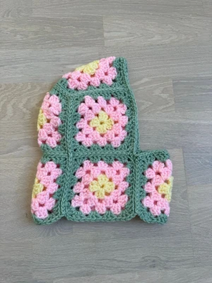 Virkad balaklava  - Unik handvirkad balaklava i grön, rosa och gult akrylgarn. Passar vuxen. 