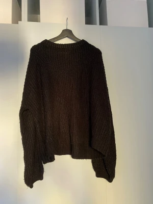 Stickad tröja - Svart stickad tröja, strl XL som jag personligen använt som oversize. Använd men gott skick!