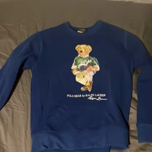 Ralph lauren tröja 10-12/152 - Säljer denna tvär snygga Ralph lauren polo bear tröjan! Tröjan är i mycket bra skick och har används varsamt. Denna tröja är sjukt skön och är helt perfekt till våren och sena sommar kvällar! 146-152 ungefär, kan passa något längre oxå! Kom privat vid minsta fundering‼️