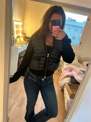 Moncler cardigan - Säljer nu min klassiska as snygga Moncler cardigan som är perfekt nu till våren samt hösten. Köptes för ca 1år sedan ifrån Thebs och är väldigt sparsamt använd. Den är i strlk 2 vilket motsvarar M men sitter mer som en S-XS. Skulle kunna gå ner lite i pris vid snabb affär! Nypris ligger på ca 6050kr