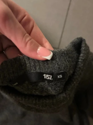 Stickad mörkgrå tröja  - Storlek xs och är i bra skick ! 