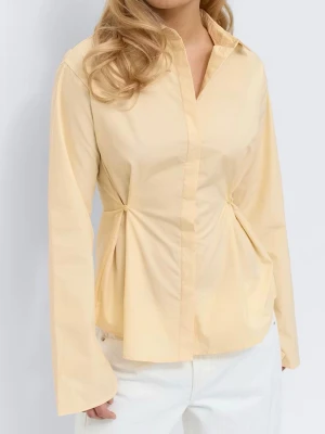 Ljusgul skjorta med markerad midja - Snygg ljusgul skjorta med lång ärm och markerad midja som ger en cool siluett. Skjortan har klassisk krage och dolda knappar framtill. Perfekt för dig som vill ha en stilren men ändå unik look. Från Gina Tricot i storlek S, aldrig använd, prislapp kvar. Helt slutsåld på nätet