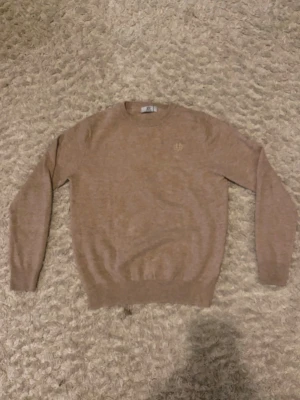 Beige stickad tröja från Bevaldi - Säljer en beige stickad tröja ifrån märket Bvaldi. Denna är i storlek s och använd ett fåtal gånger. Väldigt snygg och sitter väldigt bra. Nypris 1200. Hör av er vid minsta fundering! Guds frid