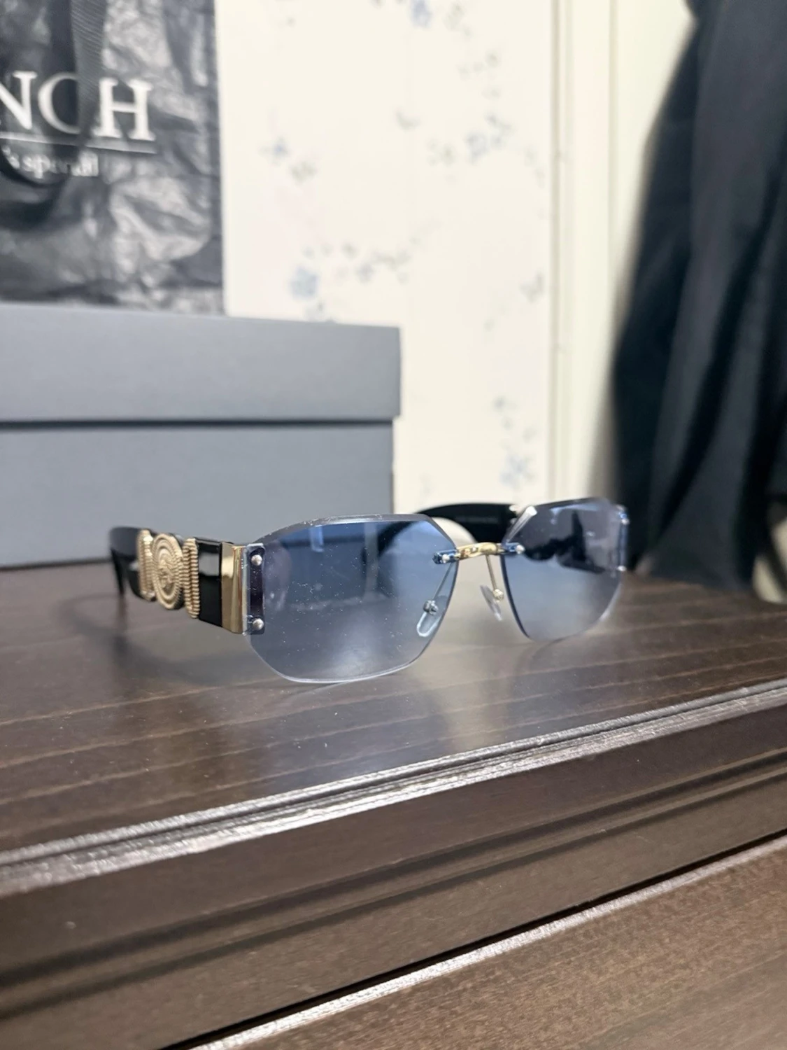 Blå rektangulära solglasögon med gulddetaljer - 1