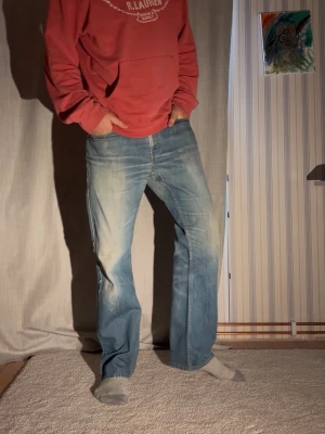 Archive Levi’s 514 - Säljer nu dessa galet feta jeansen från Levis modell 514 storlek 34/34 men sitter mer som 32 Modellen är 188cm och väger 78kg  Total längd: 102 Benöppning: 21 Midja: 43  Priset kan som alltid diskuteras, hör av er vid minsta fundering! Mvh Charlie