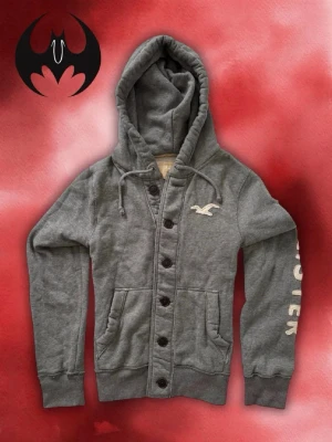 Vintage Hollister Kofta (sällsynt) - Säljer en sällsynt Vintage grå Hollister kofta | Mycket bra skick, lite krokade knapp | Size M, går också som S | Längd: 65cm Bröstvidd: 57cm Armlängd: 70cm | Lägg endast bud med avsikt att köpa nu, inga fördröjning! Priset är inte hugget i sten!