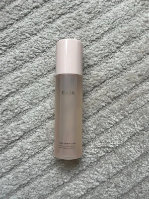 CAIA That Dewy Look Face Mist - Säljer Caias that dewy look face mist i JUMBO size helt oanvänd! Den innehåller 200ml! Nypris: 275kr för 100ml. 