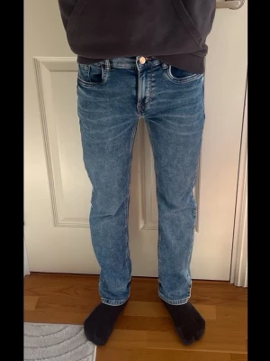 Blå Jeans från Lindex - Blå jeans från Lindex storlek 158 (12-13år)