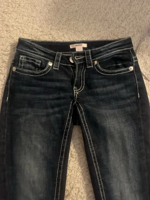 Slutsålda mörkblå jeans från Gina 14+ - Mycket bra skick! Helt slutsålda på både nätet och i butik! St XXS! Modellen heter ”hip hug flare jeans”. Nypris  400kr 
