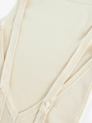 BIKBOK CINDY MAXIKLÄNNING - En ribbstickad, figurnära maxiklänning i återvunnen polyester. Klänningen har rak ringning och v-formad öppning i ryggen. Klänningen har justerbara axelband och en slits längst ned på baksidan. Klänningen är stretchig. • Justerbara axelband • Öppen rygg • Axelband • Figursydd • Slits bak • Stickat • Midilängd • Ärmlös • Enfärgad • Global Recycled Standard • LENZING™ ECOVERO™ 77% LENZING™ ECOVERO™ 23% Återvunnnen polyester