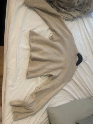 Beige stickad tröja med rund hals - En enkel och stilren beige stickad tröja med rund hals och långa ärmar med en slim fit vid midjan som en går ut lite. Stolek M💕 Säljer då jag aldrig använt den 💕Ingen fläck och inget som är sönder💕