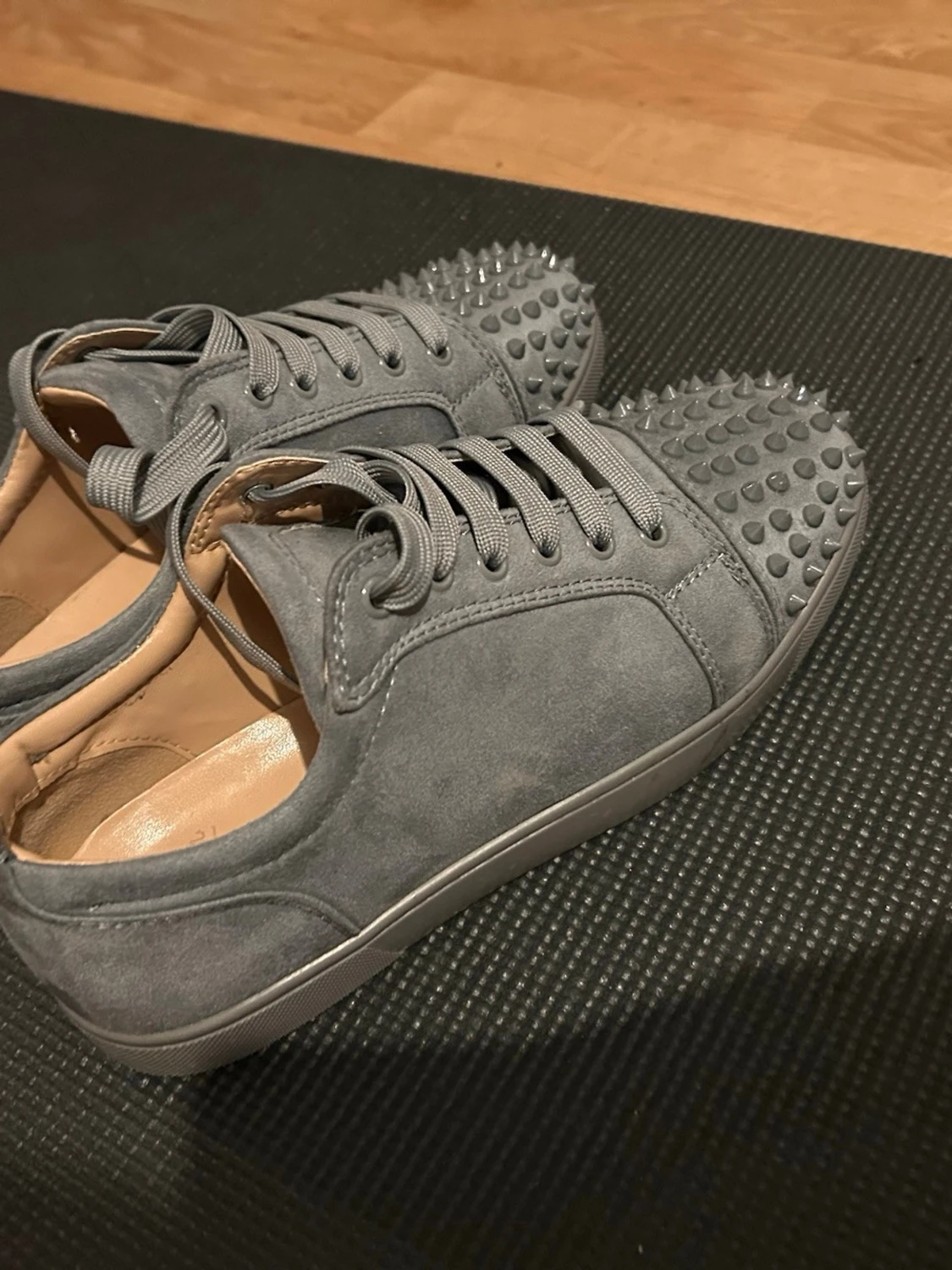 Grå sneakers med nitar - 1