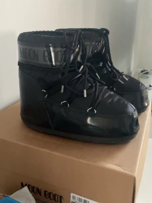 Moon boots  - Svarta Moon boots storlek 39-41 🥰 bekvämaste skorna jag ägt men får inte tillräckligt med användning då jag bor i södra Sverige utan snö 🙁köptes för 2600, 2024 och knappt använda. Låda och duffle bag kommer med (jag har storlek 41)