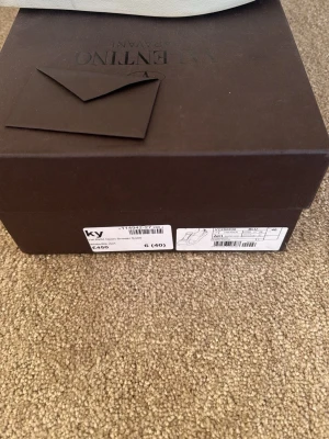 Valentino Garavani vita sneakers - Snygga vita sneakers från Valentino Garavani. Skorna är i storlek 40 och är sparsamt använda. Priset kan diskuteras men går inte under 1500