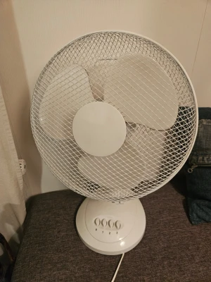 Fin Bordsfläkt - Fin Bordsfläkt  Nytt  4 hastigheter Vridbar  Funkar bra  Perfekt till varma dagar  Finns krok på baksidan  Perfekt till garaget eller något annat stans Perfekt för att få svalka