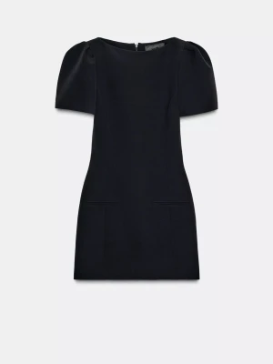 Svart kort puffärmad klänning från Zara  - Jättefin chic och snygg klänning ifrån Zara! As snygg till vilket tillfälle som helst. Inga defekter, endast använd två gånger. Hör av er vid fler frågor 💕