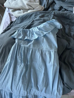 One shoulder klänning - One shoulder klänning