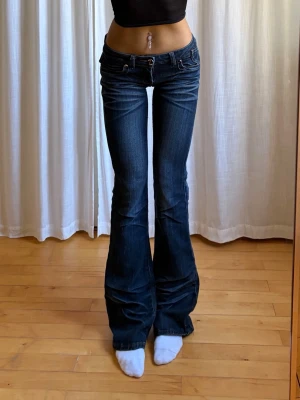 Lågmidjade jeans  - Midjemått: 35 (+stretch) Innerbenslängd: 86 Grenhöjd: 18 Lår: 21 Jag är 165cm⭐️