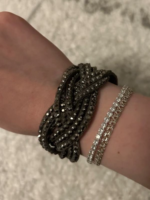 Unikt armband - Flätat armband med knäppning på baksidan och glittriga stenar