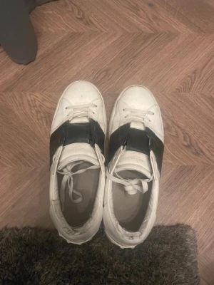 Valentino Open Svarta - Tjena, säljer nu dessa riktigt feta valentino opens. Jag köpte dom här på Plick och jag har checkat så dom är äkta och det är dom. Dessa är perfekt till vår/sommar då dom är väldigt luftiga och sköna. Priset är diskuterbart!🍾