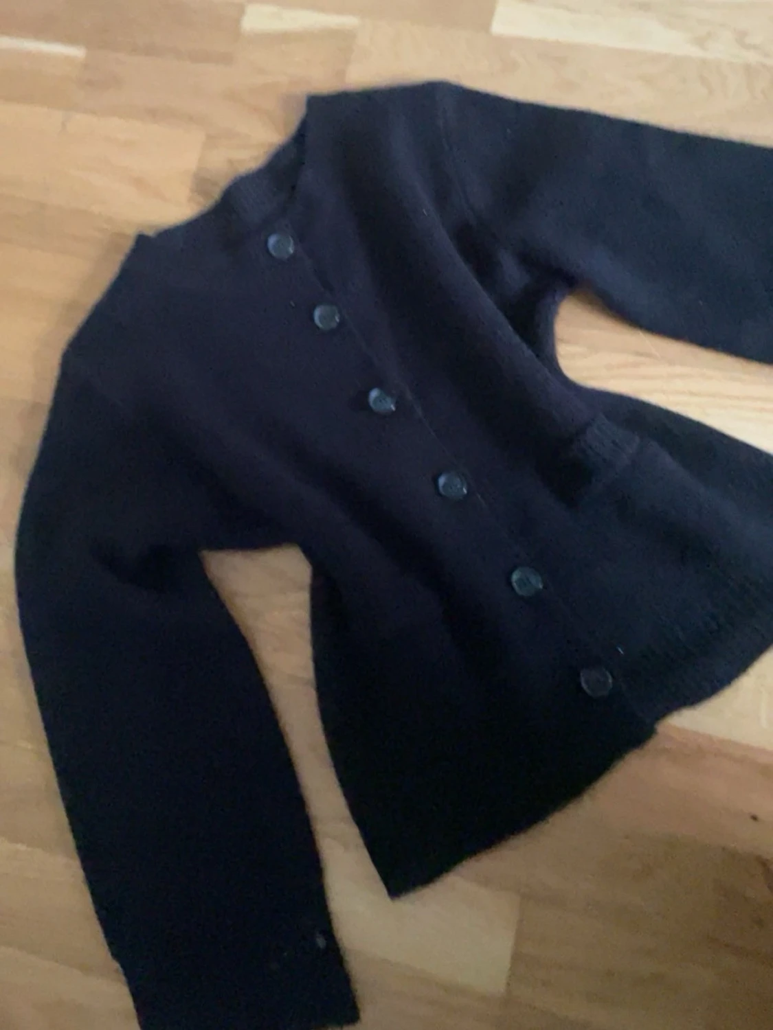 Svart stickad kofta med knappar - 1