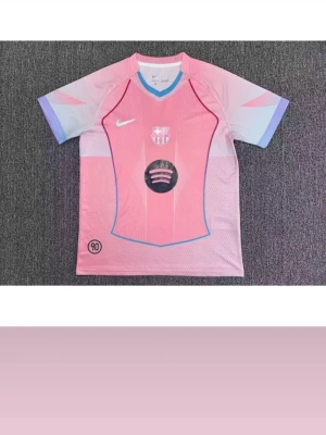 Barcelona matchtröjor Nike herr - Två Barcelona matchtröjor från Nike. Ena är rosa med blå detaljer, kort ärm och Spotify-logga, den andra är klassiskt blå-röd med guldtryck, Ansu Fati och nummer 10 på ryggen. Perfekta för fotbollsträning eller att bära som supporter.