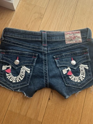 True religion shorts i joey  - Fina shorts ifrån True religion 🥰aldrig använda eller tvättade 😃köptes men var lite stora för mig , pris kan diskuteras 💕w26 🌸ny pris 1100 , skriv om ni är intresserade eller vill köpa 💕Har kvitto om ni vill se💕buda pris