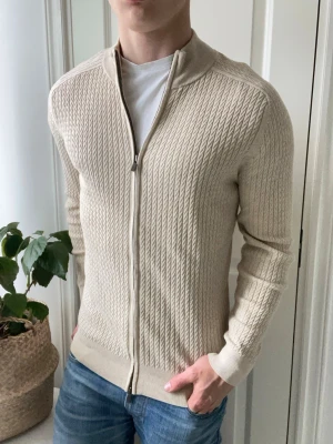 Massimo Dutti cardigan clean  - Massimo Dutti cardigan i extremt najs matieral som sitter riktigt fint! Inga defekter förutom viss missfärgning på bakre nacken liksom, på andra sidan av tagsen basically inget större dock! Modellen i bilderna är 180 cm 75 kg och bär Storlek M , Kom med frågor! 🌟 (Kan gå ned i pris vid köp av paket 😉) 