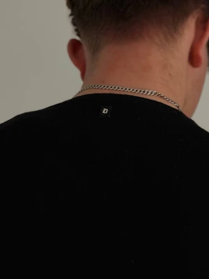 Stickad Tröja Dondup Svart - Stickad tröja från Dondup (100% Merinoull) storleken passar Medium.     Modellen-182cm-80kg.      Bara att höra av er vid frågor & funderingar 