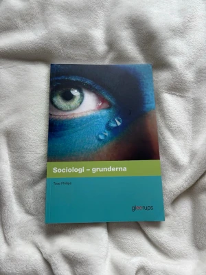 Sociologi - grunderna Tove Phillips - Som ny! Lite vattenskadad på de två första sidorna, men annars i väldigt fint skick!