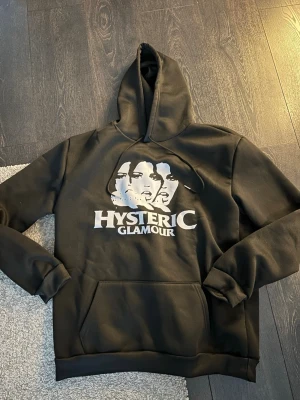 Hysteric glamour hoodie - Säljer en fet hysteric glamour hoodie då den är för stor för mig!!! Tar inga återbetalningar så skriv vid funderingar så allt stämmer!!!