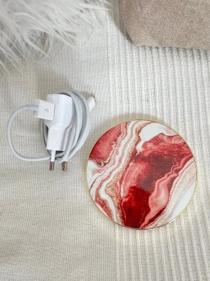 iDeal of Sweden trådlös laddare Qi - Jätte fin trådlös laddare Qi från iDeal of Sweden 💕 Endast använd en gång, lätt och snabb laddning! Fin marmor färg, ifrån deras kollektion iDeal Fhasion som inte längre säljs ☁️