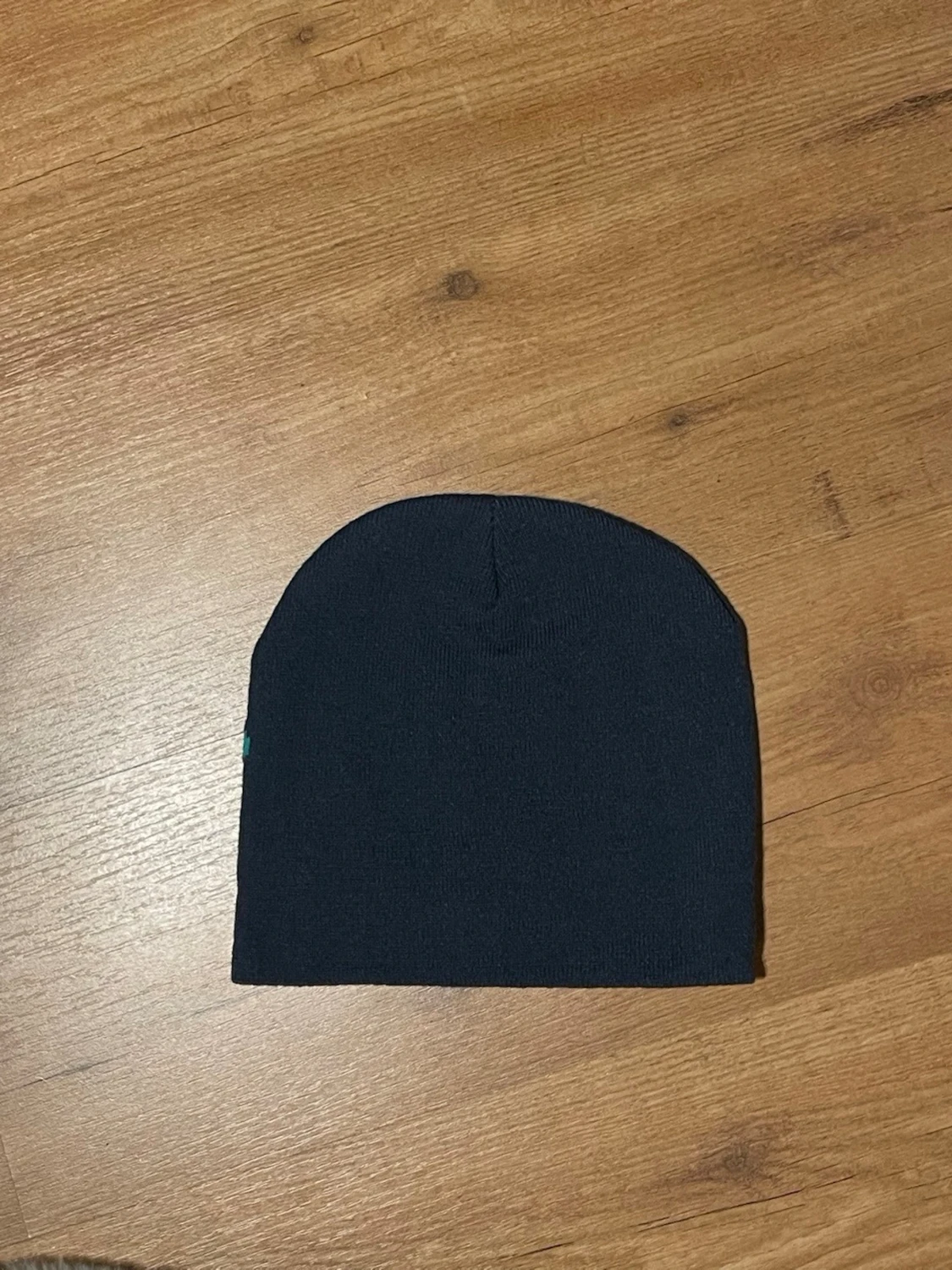 Svart mössa med turkos groda - 1