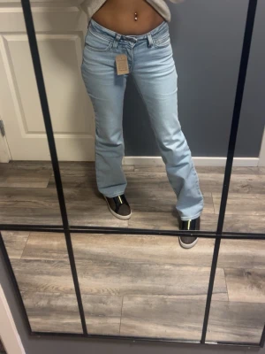 Ljusblå bootcut jeans med låg midja - strl W25 L32 är ej nya som på bilden men bra skick säljer då jag behövde gå ner en strl🙃 modellen superlow boot levis
