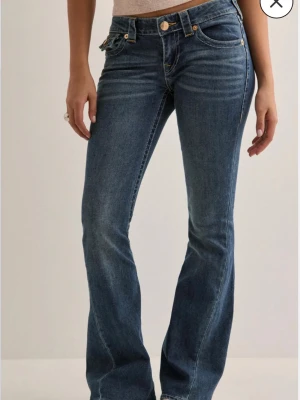 true religion - säljer mina supersnygga jeans från true religion då dom är för små, skriv för egna bilder och pris kan diskuteras😆😆💞 köptes för 1400kr i nelly butiken☺️💓 finns några små slitningar längst ner på benen, tveka intw att höra av er